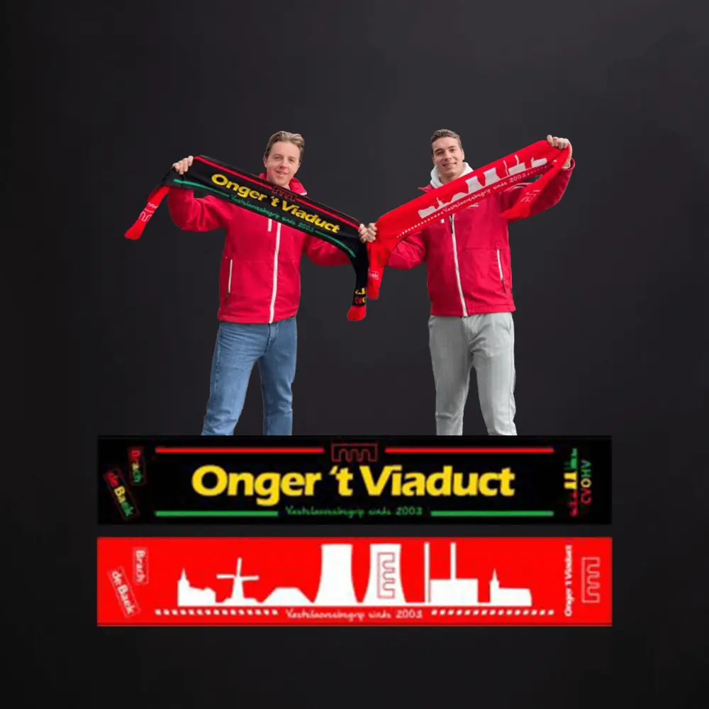 Twee Viaducters houden de rood-zwarte Viaducter sjaal omhoog